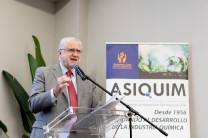 Chile impulsa alianza estratégica para fortalecer la industria química nacional