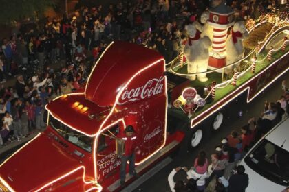 Caravana Coca-Cola ilumina calles en 13 comunas: Programa Navideño 2023