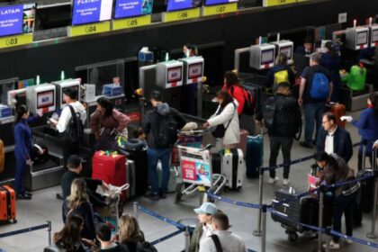 Crisis en el Aeropuerto de Santiago: Largas filas y pérdida de vuelos