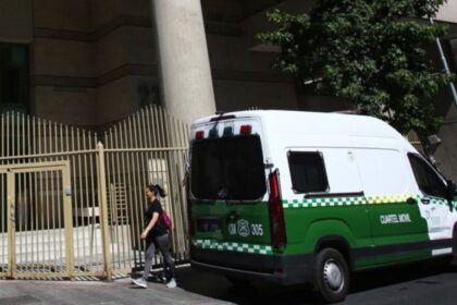 Hallan hombre muerto amarrado en departamento arrendado por Booking en Santiago