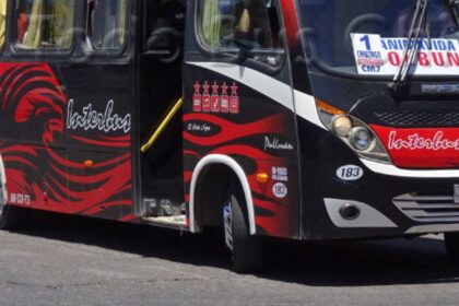 Conductor de micro pone en peligro pasajeros: sanciones y condenas