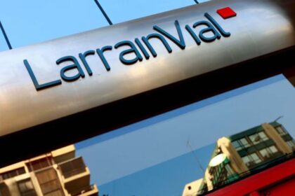 Larraín Vial anuncia programa de reparación para afectados por caso Factop