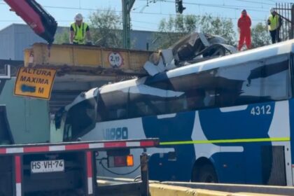 Bus de Viggo queda atrapado en paso bajo nivel de Estación Central