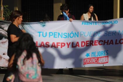 Frente Amplio realiza volanteo por pensiones y denuncia campaña del terror