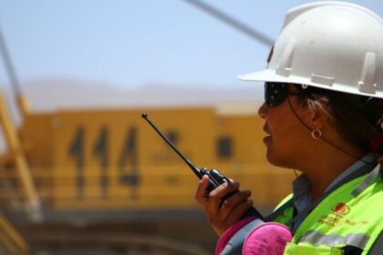 Promoviendo la inclusión de mujeres en la industria minera: Minera Antucoya busca aumentar la contratación femenina al 25% para 2025