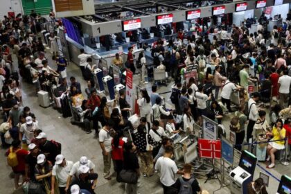 Problema informático afecta visualización vuelos nacionales en aeropuerto de Santiago