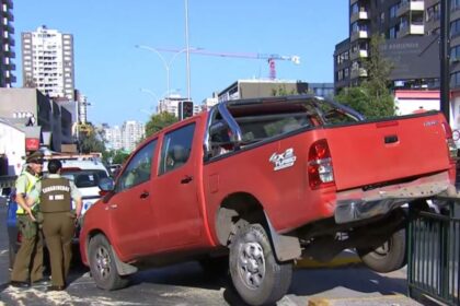 Camioneta termina colgando en reja tras accidente en Ñuñoa, RM