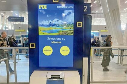 Tótems en Aeropuerto de Santiago generan reclamos de usuarios