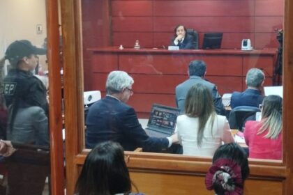 Aumento de cautelares para exfuncionaria y padre en caso Convenios