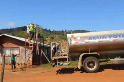 Entrega de agua potable por camiones aljibe en Bío Bío.