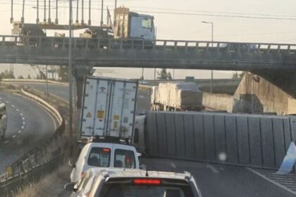 Volcamiento de camión causa congestión vehicular en avenida Costanera