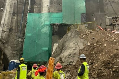 Rescatan a trabajadores atrapados en derrumbe en construcción del Metro