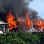 Incendio forestal afecta San Juan de la Costa: una vivienda dañada