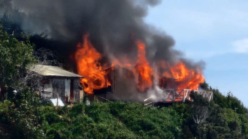 Incendio forestal afecta San Juan de la Costa: una vivienda dañada