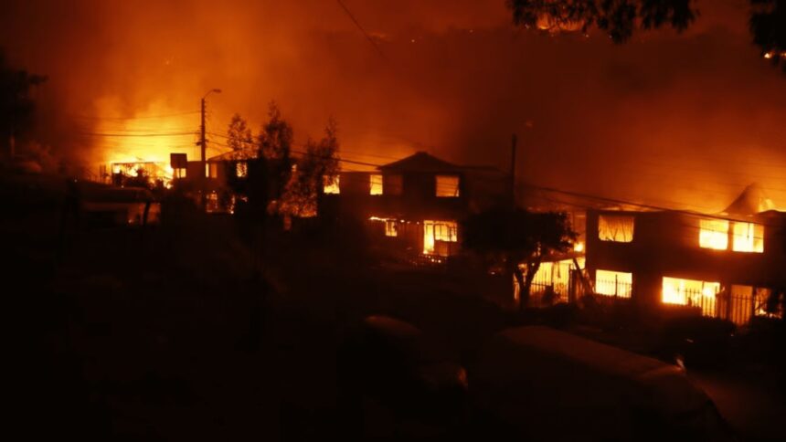 Amplían plazo de investigación por megaincendio en Valparaíso durante 90 días