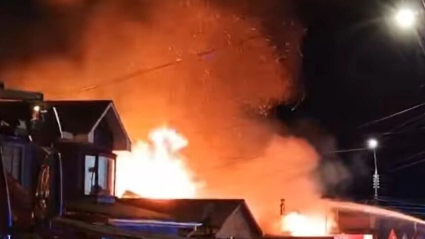 Incendio en Llanquihue destruye vivienda, cabaña y daña otro inmueble