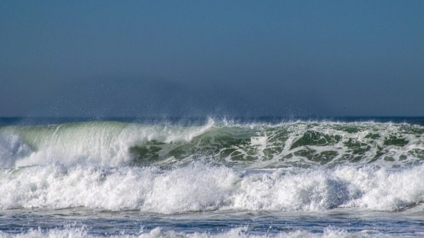 Nueva alerta por marejadas en Chile: conoce las zonas afectadas