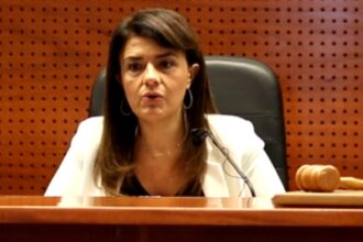 Colegio de Abogados investiga a ministra suspendida por relación con abogado