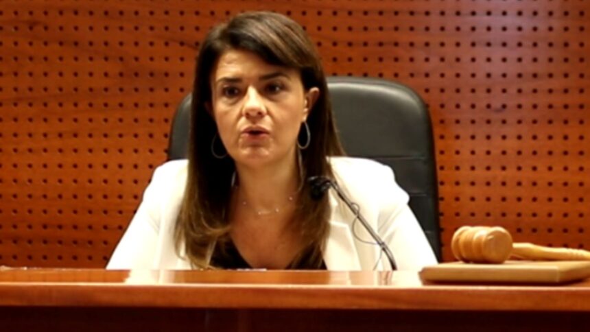 Colegio de Abogados investiga a ministra suspendida por relación con abogado