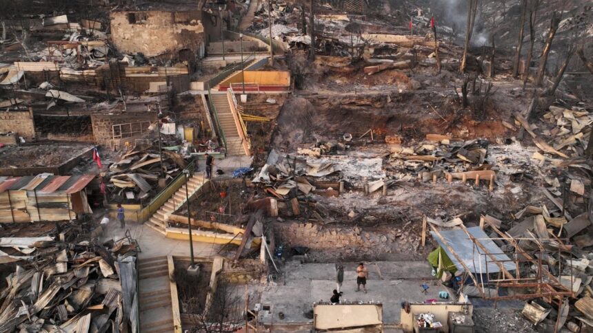 Reconstrucción post megaincendio en Valparaíso enfrenta obstáculos y críticas