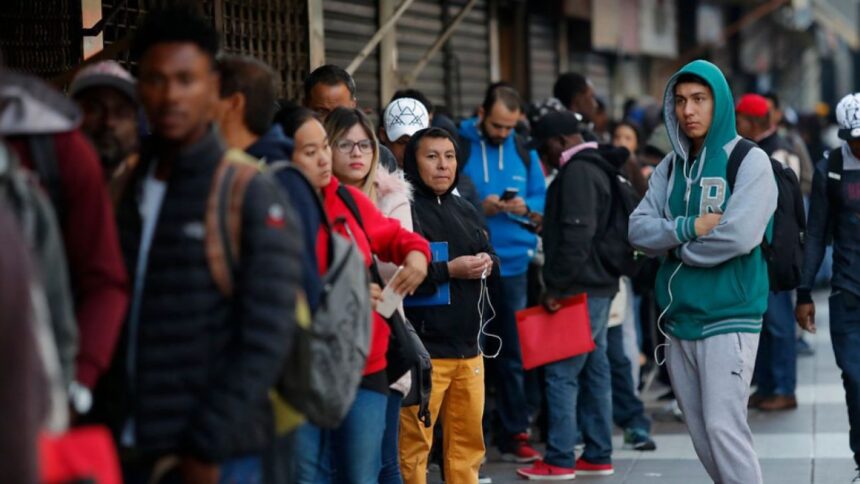 Chile refuerza su política migratoria para integrar a residentes actuales