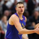 Nikola Jokic Entra en Historia NBA con Triple Increíble desde Campo