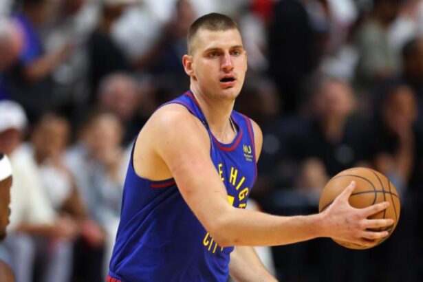 Nikola Jokic Entra en Historia NBA con Triple Increíble desde Campo