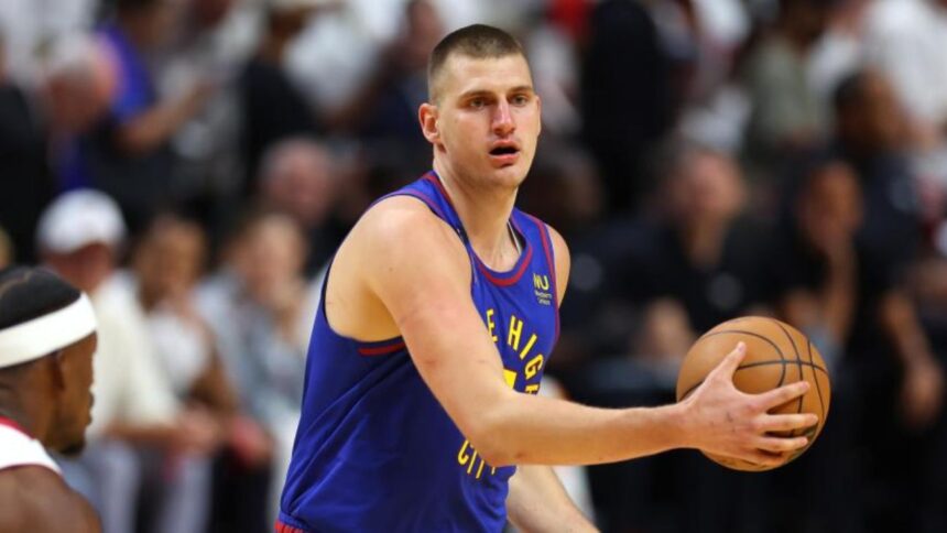 Nikola Jokic Entra en Historia NBA con Triple Increíble desde Campo