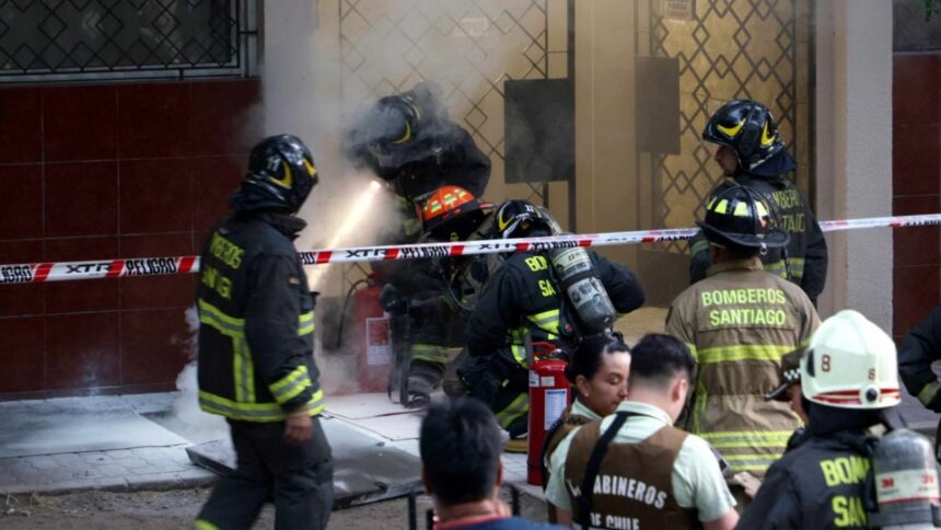 Evacuación por alerta de humo en Cerro Santa Lucía Santiago