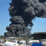 Incendio en bodega de plásticos en Puerto Montt: Humo visible y acciones de emergencia