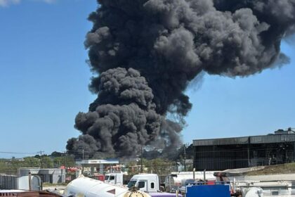 Incendio en bodega de plásticos en Puerto Montt: Humo visible y acciones de emergencia