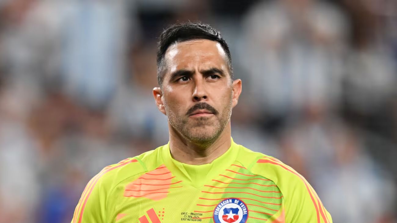 Claudio Bravo: Rumores y rechazos en el fútbol chileno indignan al ex portero
