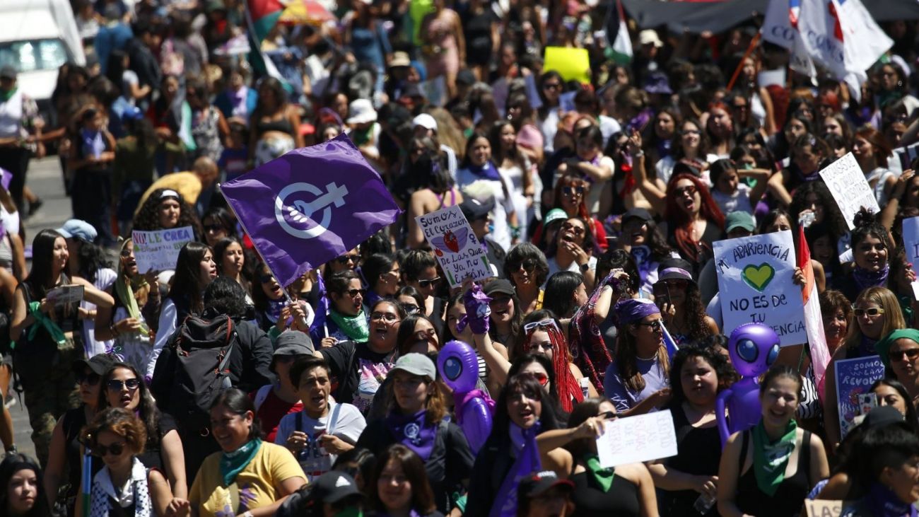 Desvíos de tránsito en Santiago por marcha del Día de la Mujer