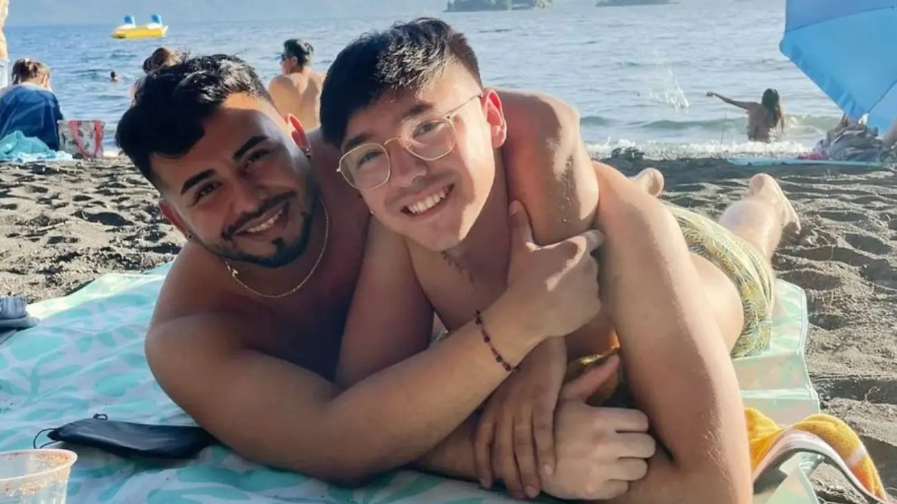 Emotiva propuesta en parapente: Hernán y Cristopher celebran compromiso en Chile