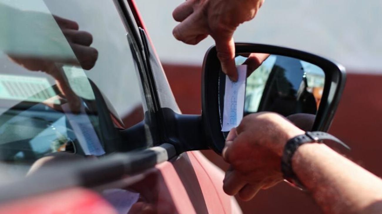 Nueva normativa de seguridad en Chile: patentes en vidrios vehiculares obligatorias