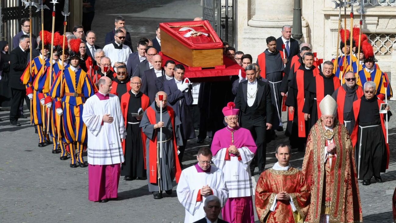 Emotiva despedida al Papa Francisco en la Basílica de San Pedro