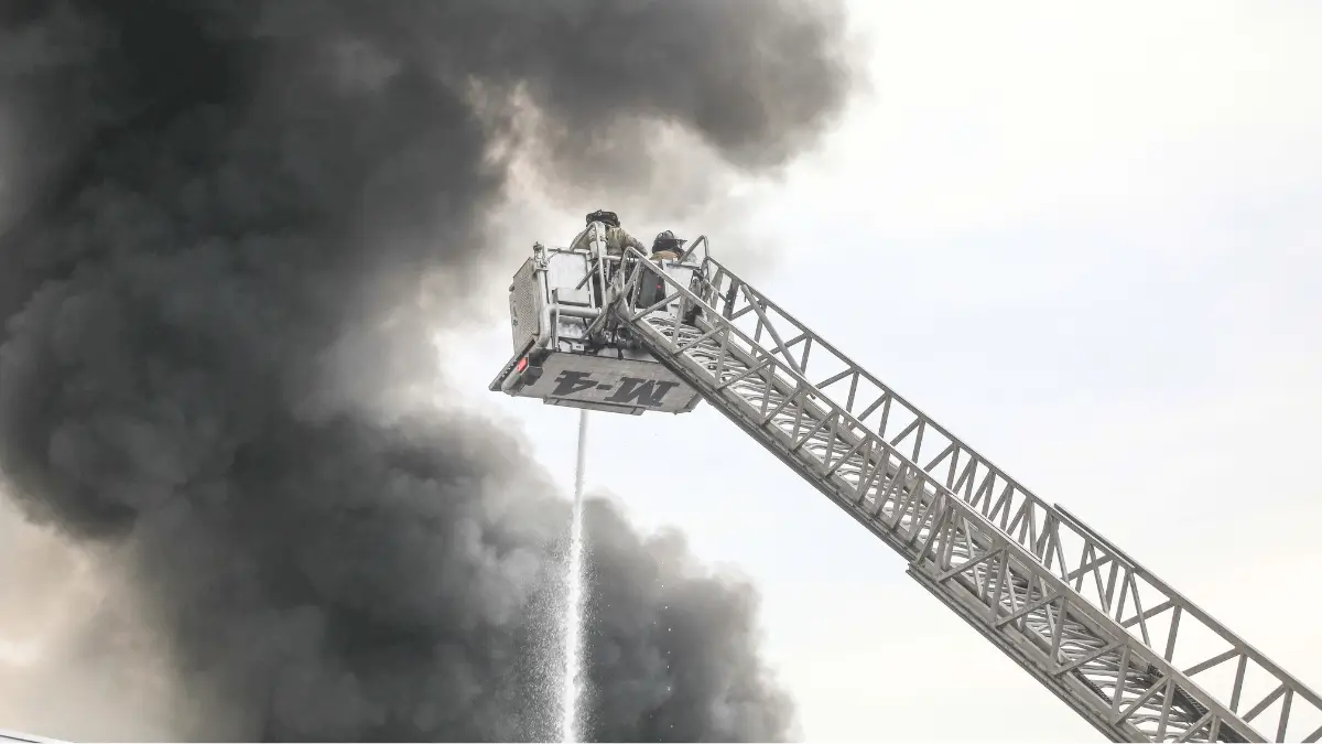 Clases suspendidas en colegios de Cerrillos por incendio en empresa de neumáticos