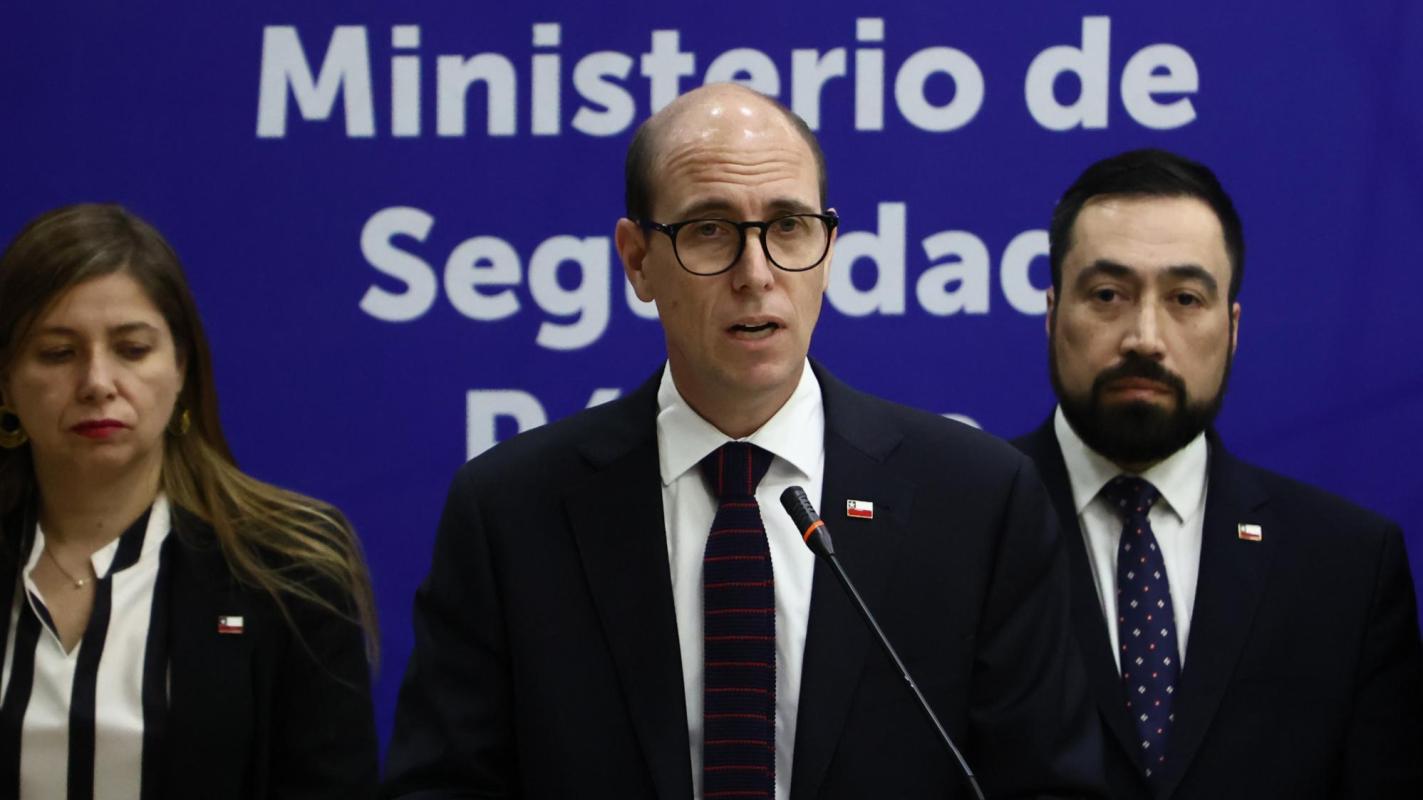 Ministro Martín Arrau en comité policial