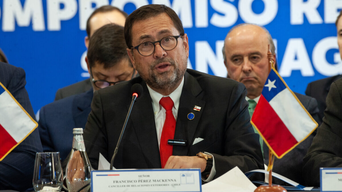 Canciller chileno reafirma soberanía sobre el Estrecho de Magallanes