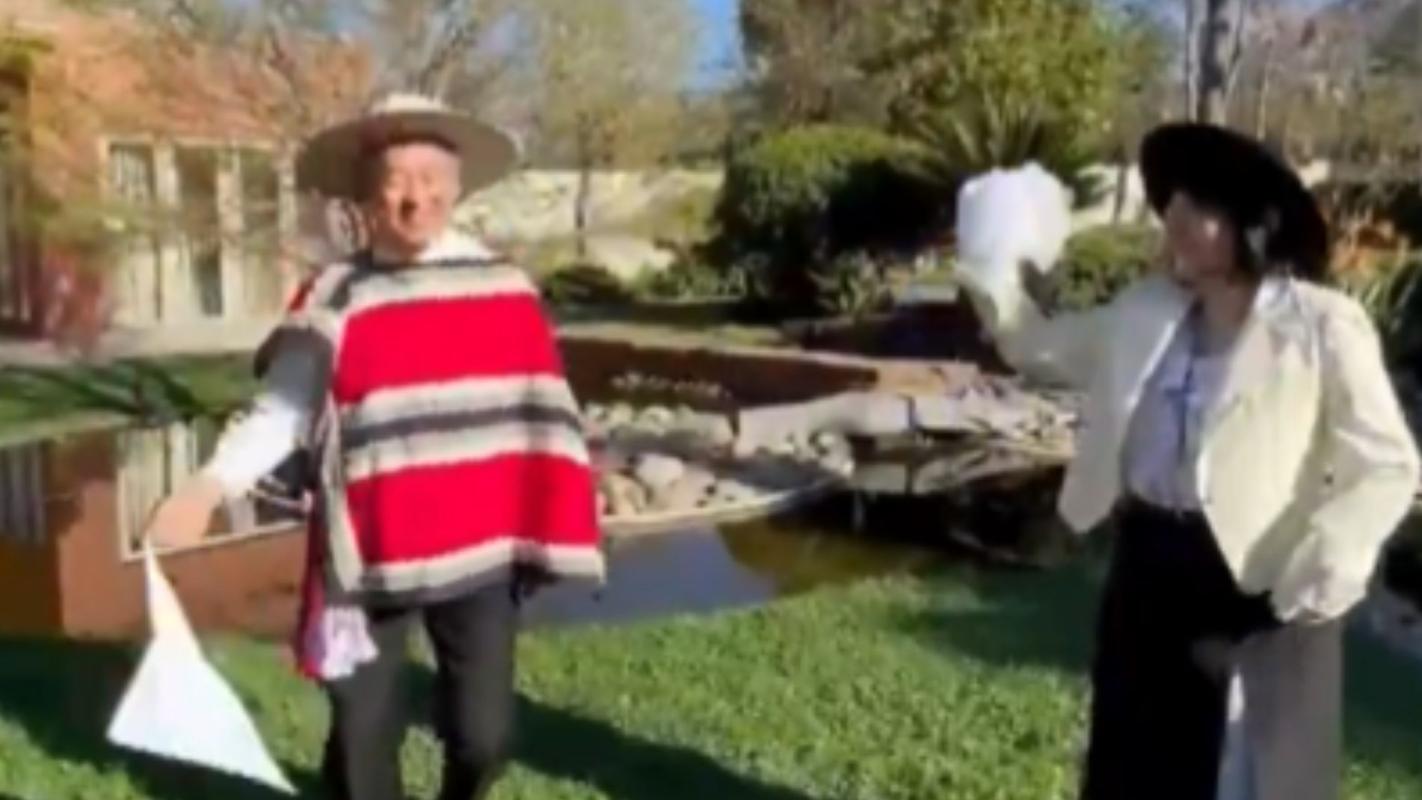 Embajador japonés bailando cueca durante las Fiestas Patrias en Chile.