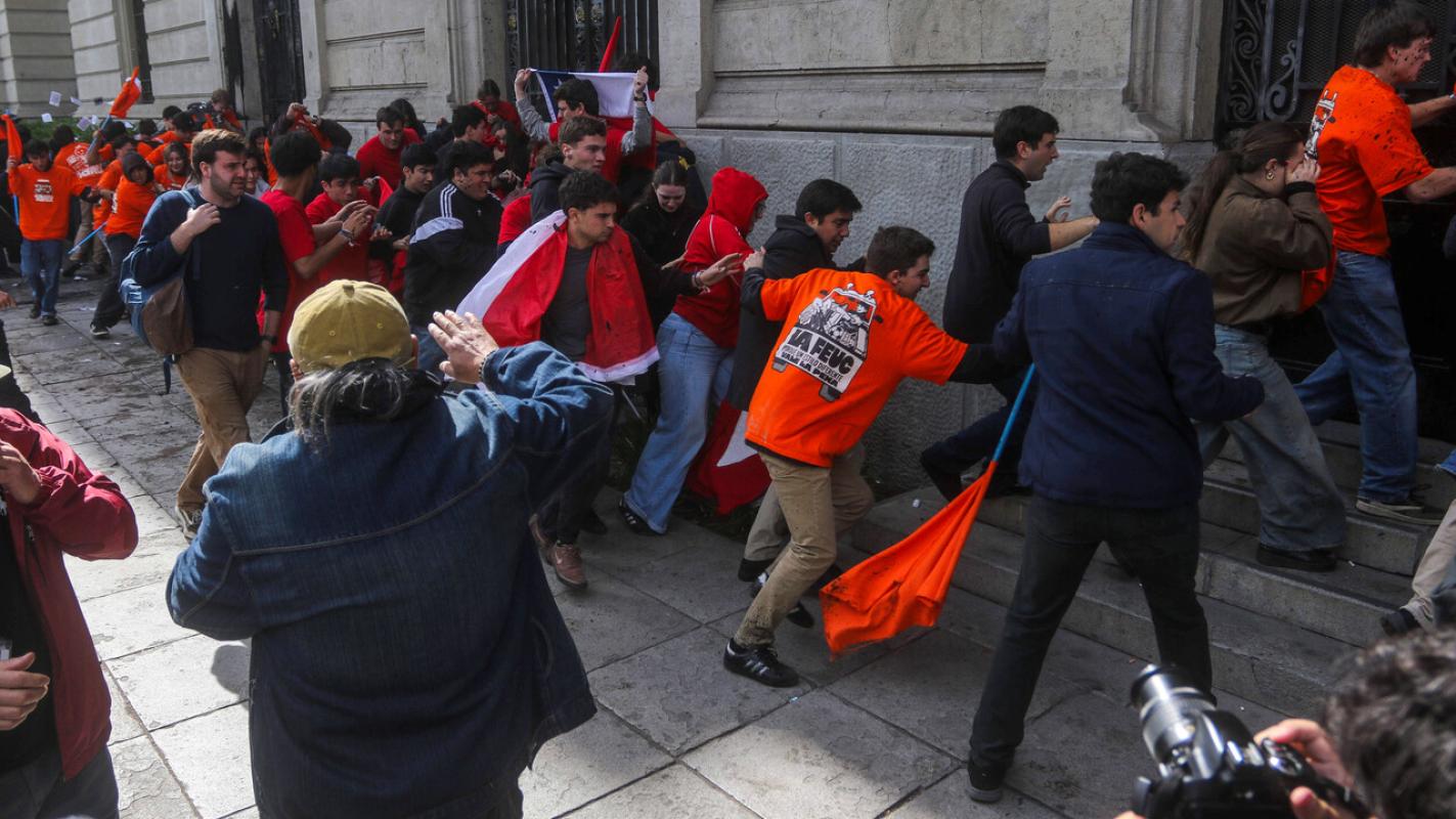 Estudiantes de la UC agredidos durante marcha en Santiago