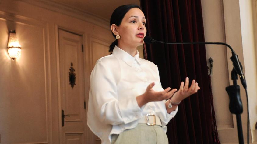 Carolina Arredondo cuestionando recortes en cultura