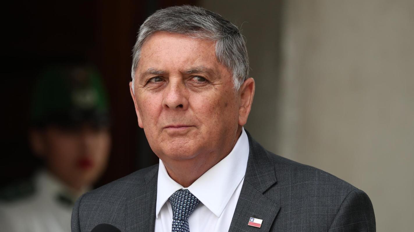 Biministro Claudio Alvarado durante una conferencia de prensa.