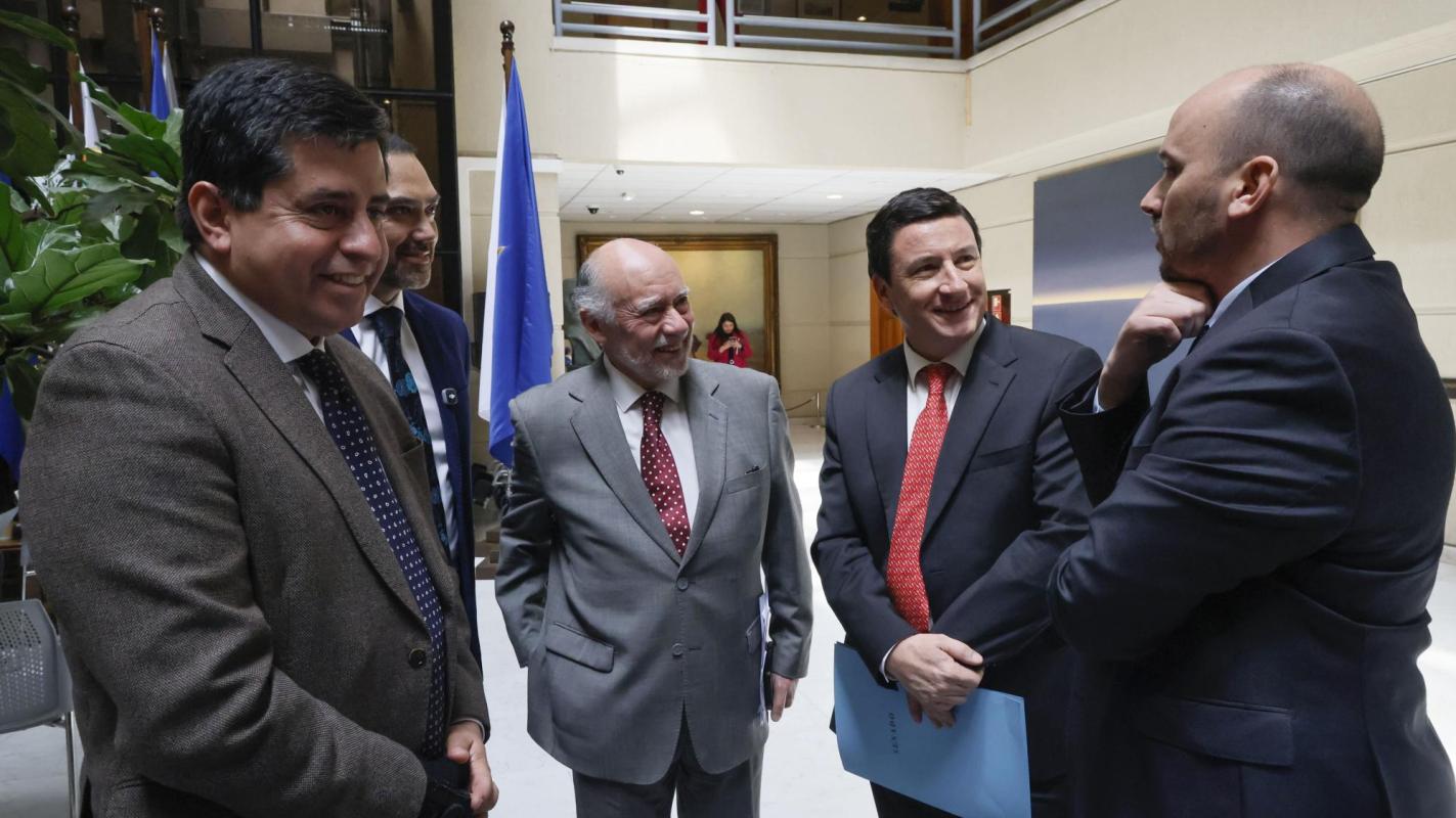 Senadores discuten proyecto de ley sobre delitos sexuales contra menores