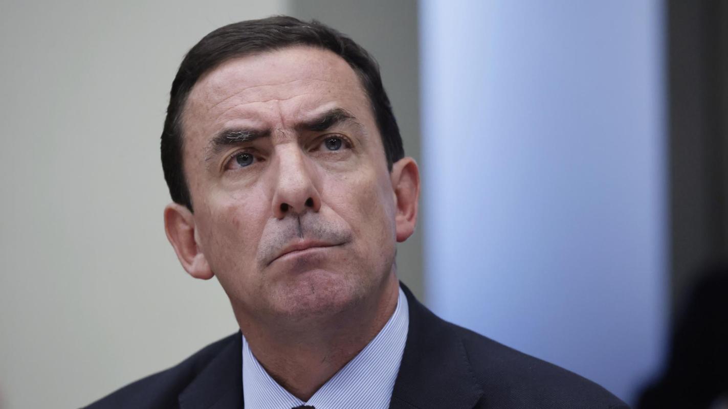 Ministro de Justicia Fernando Rabat en el centro de la polémica