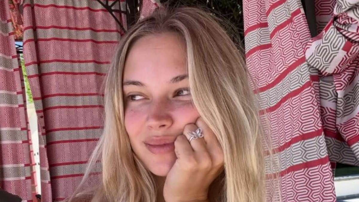 Alexandra Litvinova sosteniendo una bolsa de Aritzia
