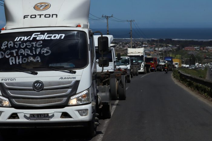 Camioneros de San Antonio protestando por alza de combustibles.