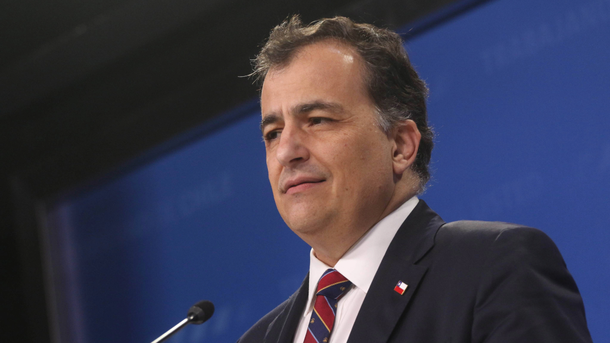 Senador Rojo Edwards cuestiona continuidad de Fernando Rabat