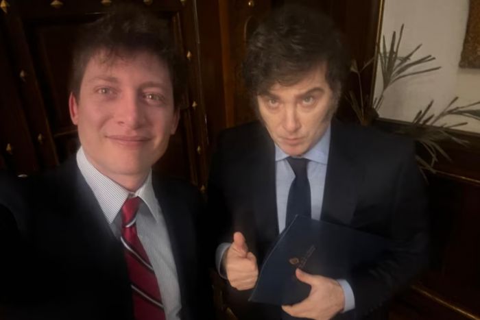 Santiago Caputo discutiendo sobre las Islas Malvinas