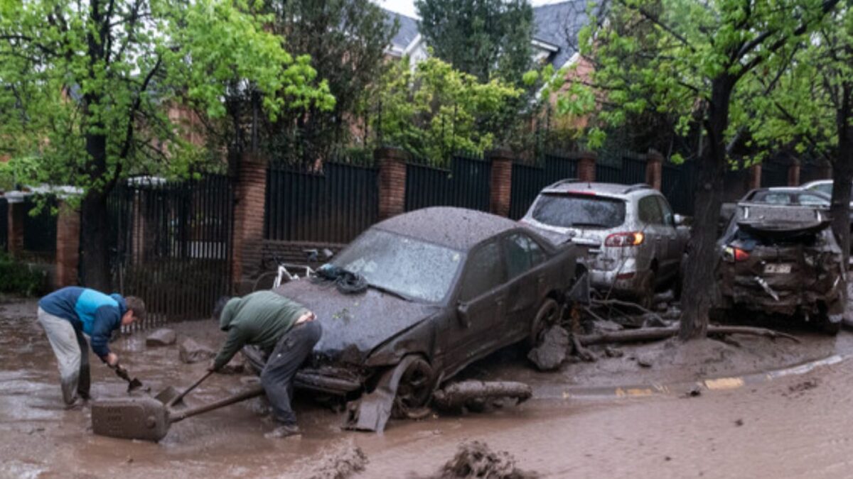 Restricciones de tránsito en Las Condes tras aluvión